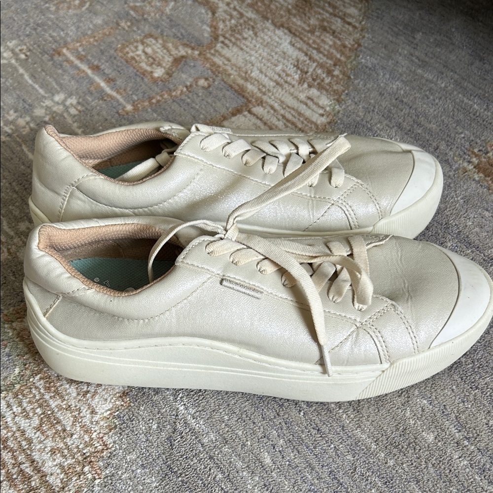 Dr. Scholl's Cream Lace-Up Platform Sneakers